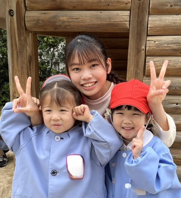 先生と園児が写っている