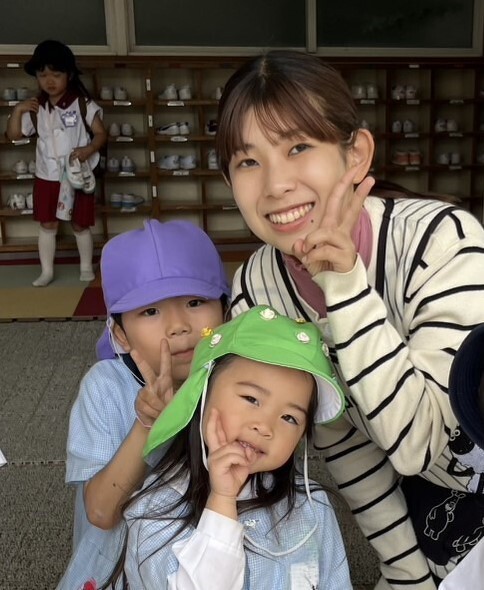 先生と園児が写っている